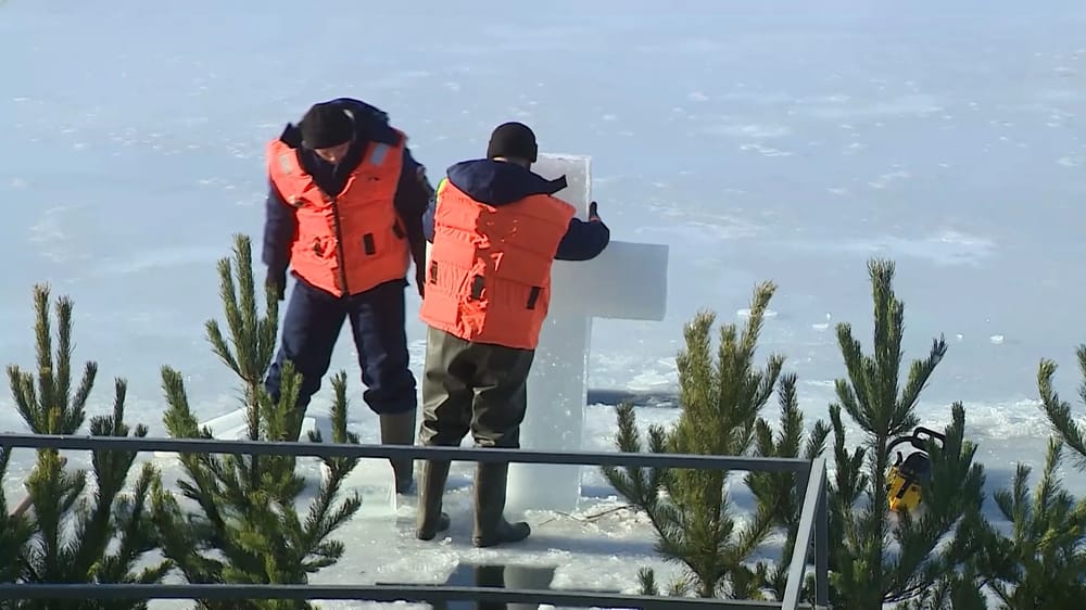 Волгоградские спасатели показали, как укрепляют и украшают крещенские купели