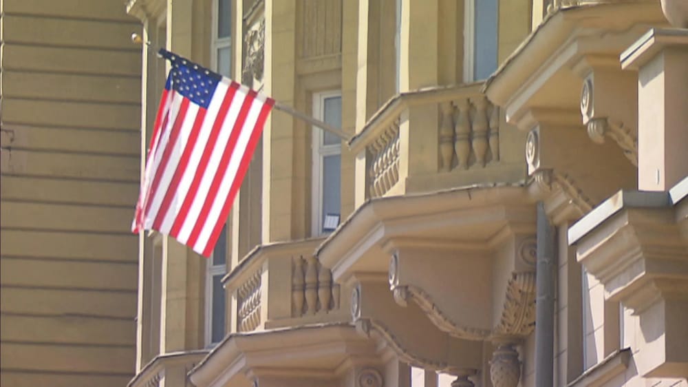 Symbols in the form of letters “Z”, “O”, “V” at the US Embassy in Moscow