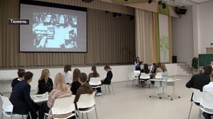 Вести. Регион-Тюмень Волонтеры Победы провели для тюменских школьников историческую игру "Последний трибунал"