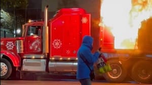 ЧП - Грузовик из рождественской рекламы Coca-Cola загорелся на дороге