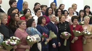 Вести. Регион-Тюмень - Благодарственные письма вручили руководителям тюменских отделений "Союза женщин России"