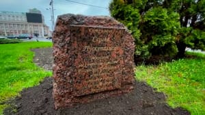 Кино и ТВ - В центре Донецка установили памятный знак Сергею Пускепалису