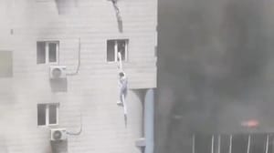 Новости Спасение пациентов из горящей больницы в Пекине сняли на видео