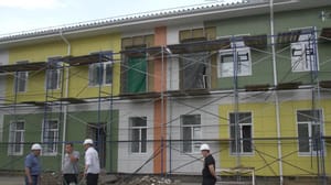 Вести-Москва Подмосковные строители восстановили школу в мариупольском поселке