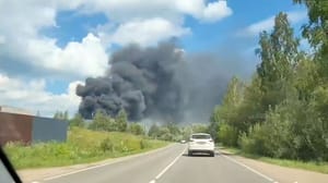 Новости В Яхроме загорелся склад с резиной и пластиком