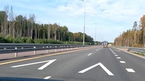 Вести. Санкт-Петербург На трассе М-11 появилась разметка контроля безопасной дистанции между машинами