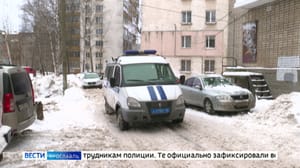 Вести. Ярославль В центре Ярославля снежная глыба пробила крышу автомобиля