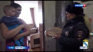 Вести-Курск Инспекторы по делам несовершеннолетних поздравили с 8 марта женщин из подопечных семей