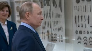 Факты Путин посетил музей в Торжке и вышел к народу