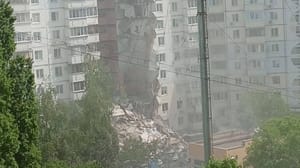 Новости - Обрушившийся после удара ВСУ подъезд многоэтажки в Белгороде сняли на видео