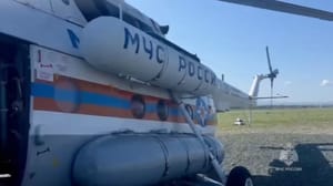 Новости На Сахалине экипаж вертолета Ми-8 спас унесенных в море рыбаков