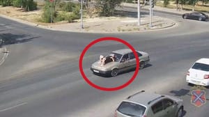 Вести. Волгоград Видео: в Волгограде водитель наехал на женщину и провез ее на капоте