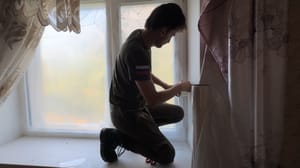 Вести. Белгород Активисты Молодежного крыла Народного фронта помогают ликвидировать последствия обстрела в Белгороде