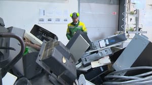 Вести. Санкт-Петербург Петербуржцы стали чаще сдавать опасные отходы в пункты экологического сбора