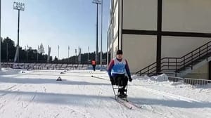 Jedź. Mari El Nikita Mikhailov z Mari El hit top dziesięć w wyścigu narciarskim siedzi w All- Rosyjski Puchar Obrońców Ojczyzny