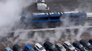 Rue et voitures dans le complexe résidentiel "Polar 25" à Moscou inondé d'eau bouillante