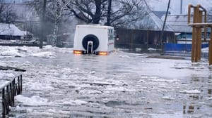 开车 道路和房屋被洪水淹没:关于车里雅宾斯克州水灾情况的了解