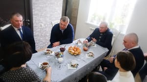 Вести. Астраханская область - В Черноярском районе Игорь Бабушкин навестил семью мобилизованного астраханца