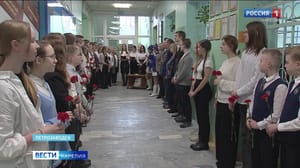 Вести. Карелия - Память бывших учеников почтили в Ломоносовской гимназии