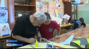 Вести. Марий Эл Мастер спорта Владимир Барабанов из Йошкар-Олы учит детей конструировать самолеты