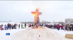 Новости Уфы и Башкортостана Блины, горячий чай и сожжение чучела: как в Уфе отметили Масленицу – сюжет "Вестей"