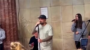 Кино и ТВ Баста спел "Сансару" в московском метро