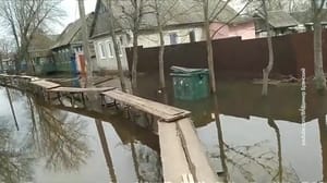 Погода 24 В Брянской области вода поднялась до уровня окон домов