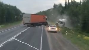 Новости Две фуры не разъехались на красноярской трассе