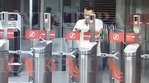 Новости Нападение на турникет в столичном метро попало на видео