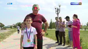 Вести. Кабардино-Балкария Алан Лампежев из Баксана установил рекорд России по хождению на руках