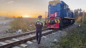 Вести. Урал На 8 километре автодороги "Нижняя Тура-Качканар" маневровый тепловоз врезался в грузовик