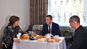 Вести. Саратов Роман Бусаргин во время поездки в Калининский район пообщался с участником СВО и его супругой