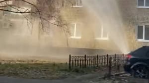 Вести. Регион-Тюмень Фонтан воды из-за порыва трубы в Тюмени бил до четвертого этажа многоэтажки