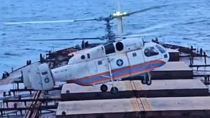 Новости МЧС России показало кадры эвакуации моряка с судна в открытом море