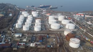 Вести. Приморье "Снести, нельзя оставить": что делать с нефтебазой во Владивостоке?