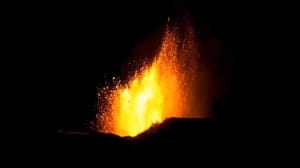 Новости Вулкан на исландском полуострове Рейкьянес начал выбрасывать лаву