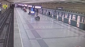 Новости Вандал разбил стекло поезда и стенд в метро Москвы