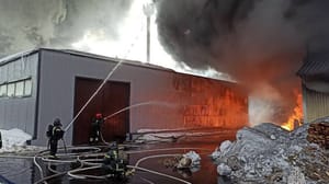 Новости Горящий склад стройматериалов в Раменском сняли на видео