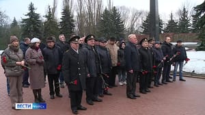 Вести-Курск В Курске возложили цветы к памятнику погибшему экипажу АПРК "Курск"