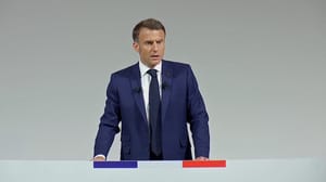 Вести в 20:00 Макрон попытался оттолкнуть Сербию от России