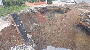 Вести. Южный Урал Тротуар "ушел" под землю: что известно о провале в Копейске