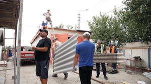 Вести. Белгород В Ракитном восстанавливают поврежденные вражеской атакой дома