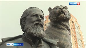 Вести. Хабаровск Памятник Всеволоду Сысоеву и Золотой Ригме торжественно открыли у "Арены Ерофей" в Хабаровске