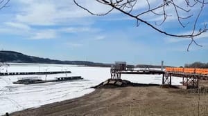 Drive. Mari El Early spring flood began at the Cheboksary reservoir