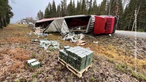 Вести Поморья В Холмогорском округе недалеко от Брин-Наволока перевернулась фура