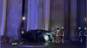 ЧП - Автомобиль на большой скорости врезался в Бранденбургские ворота