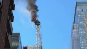 Новости Падение стрелы загоревшегося крана в Нью-Йорке попало на видео