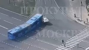 Новости Еще один ракурс столкновения каршеринга с автобусом снял регистратор
