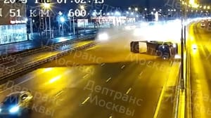 Новости Камеры запечатлели момент "искрометной" аварии на МКАД