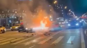 Новости Очевидцы сняли кадры аварии с пожаром и пострадавшими в Москве